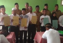 Kakankemenag Taput Serahkan SK Penyuluh Agama Islam Non PNS