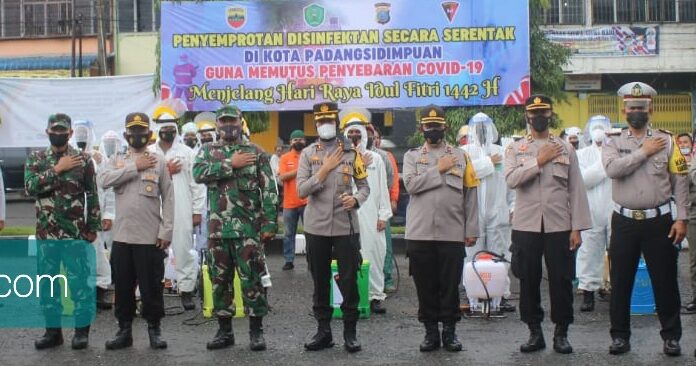 Polres Padangsidimpuan Melaksanakan Penyemprotan Disinfektan Secara Serentak di Kota Padangsidimpuan