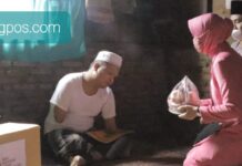 Kapolres Madina Dan Ketua Bhayangkari Cabang Madina Santuni Warga Penderita Lambung Bocor Dan Guru Ngaji Penyandang Cacat Fisik