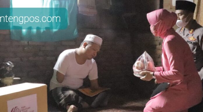 Kapolres Madina Dan Ketua Bhayangkari Cabang Madina Santuni Warga Penderita Lambung Bocor Dan Guru Ngaji Penyandang Cacat Fisik