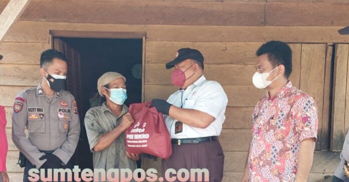 Polres Tapsel Dan Camat Angkola Timur Bagi Bansos PPKM Usai Operasi Yustisi