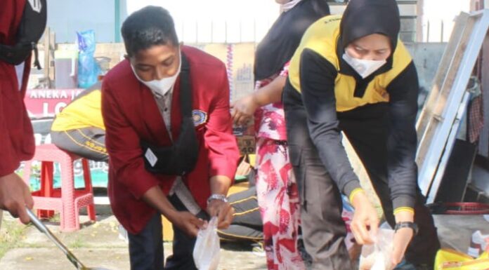 Peduli, Jum’at Berkah Polres Padangsidimpuan Bersama Mahasiswa IMM Bagikan Nasi Kotak