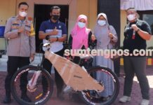 Kapolres Madina Menyerahkan Hadiah Doorprize Giat Vaksinasi