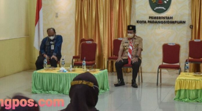 Walikota Padangsidimpuan Terima Lencana Darma Bakti Gerakan Pramuka