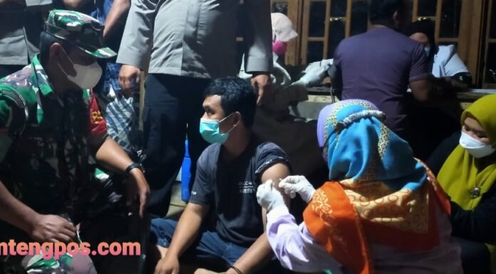 Babinsa Koramil 04/SDH Laksanakan Vaksin Kedaerah Terisolir Bersama Tim Nakes