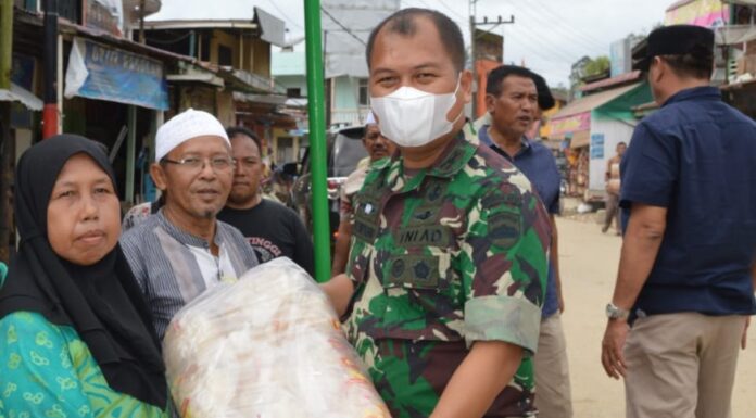 Dandim 0212/Tapsel Salurkan Bantuan Dilokasi Banjir Kabupaten Madina