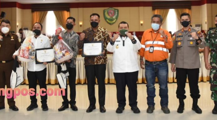 PT AR, Forkopimda,Kapolres Tapsel Serahkan Piagam Penghargaan Kepada TNI-Polri Serta Forkopimca Dalam Penanganan Covid-19