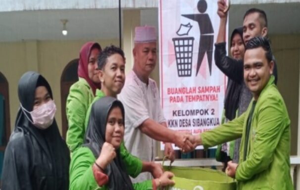 Mahasiswa KKN Universitas Aufa Royhan Dikota Padangsidimpuan Fakultas Kesehatan 2021 Berpartisipasi Dalam Kegiatan Menumbuhkan Karakter Cinta Lingkungan Dalam Mengantisipasi Terjadinya Kerusakan Lingkungan Di Desa Sibangkua Angkola Barat