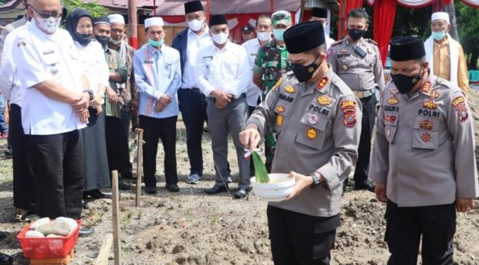AKBP Roman Smaradhana Elhaj Laksanakan Peletakan Batu Pertama Pembangunan Musholla As-Syafi’i