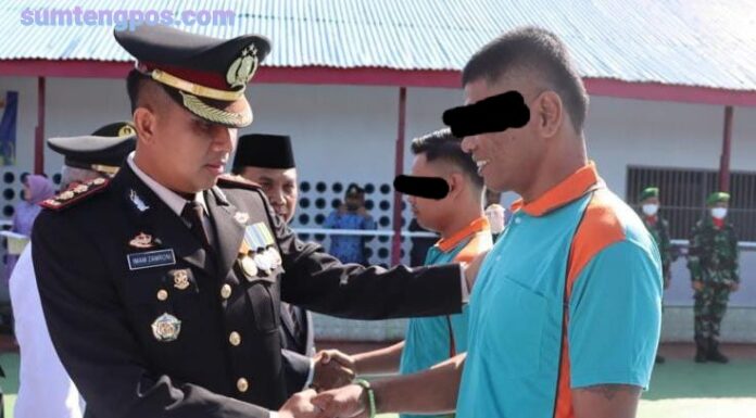 Momen Bahagia Kala Kapolres Tapsel Ucapkan Selamat kepada Warga Binaan Penerima Remisi