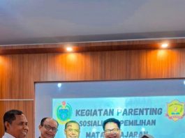Dukung Pengembangan Potensi Siswa, SMAN 2 Medan Gelar Parenting dan Serahkan SK Komite
