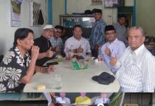 Bukti Peduli, Komunitas Lampu Merah Kota Salak Bagi Sembako Ke Warga