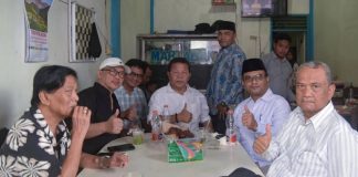 Bukti Peduli, Komunitas Lampu Merah Kota Salak Bagi Sembako Ke Warga