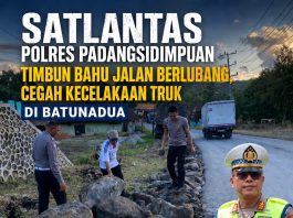 Satlantas Polres Padangsidimpuan Bersama Warga Timbun Bahu Jalan Berlubang, Cegah Kecelakaan dan Kemacetan Lalu Lintas di Kota Padangsidimpuan