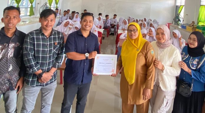 IPPMH Goes to School: Edukasi Bahaya Pergaulan Bebas dan Bijak Bermedia Sosial di SMA Negeri 1 Halongonan